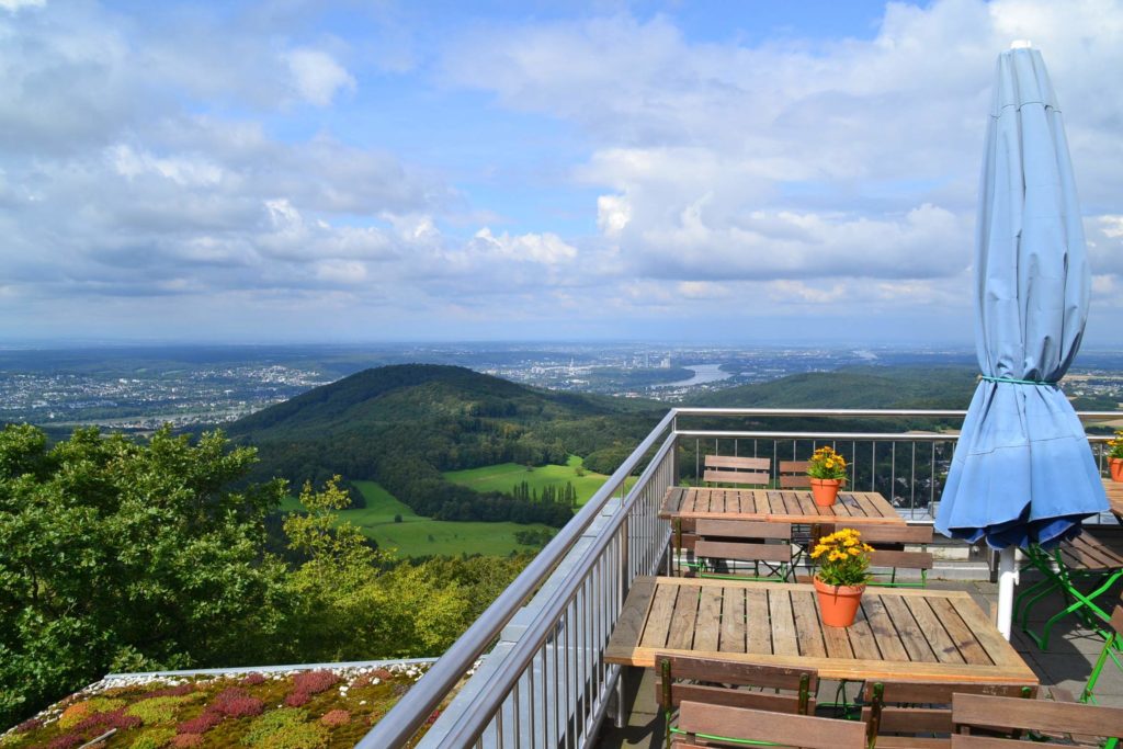 Dieses Bild hat ein leeres Alt-Attribut. Der Dateiname ist 8-Oelberg-Blick-von-derTerrasse-1024x683.jpg